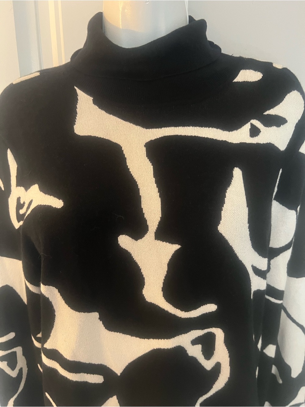 NWOT CHICOS BOUTIQUE ABSTRACT TURTLENECK SWEATER SZ 2/L/12 - Picture 2 of 9